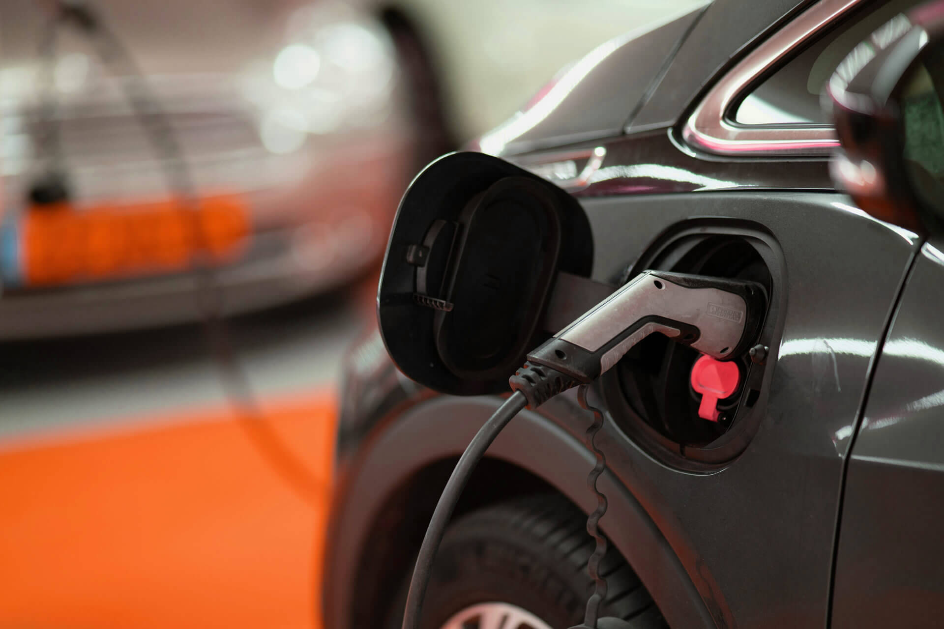 De laadmodule van een elektrische auto moet goed blijven werken. Zonder opladen geen vooruitgang.