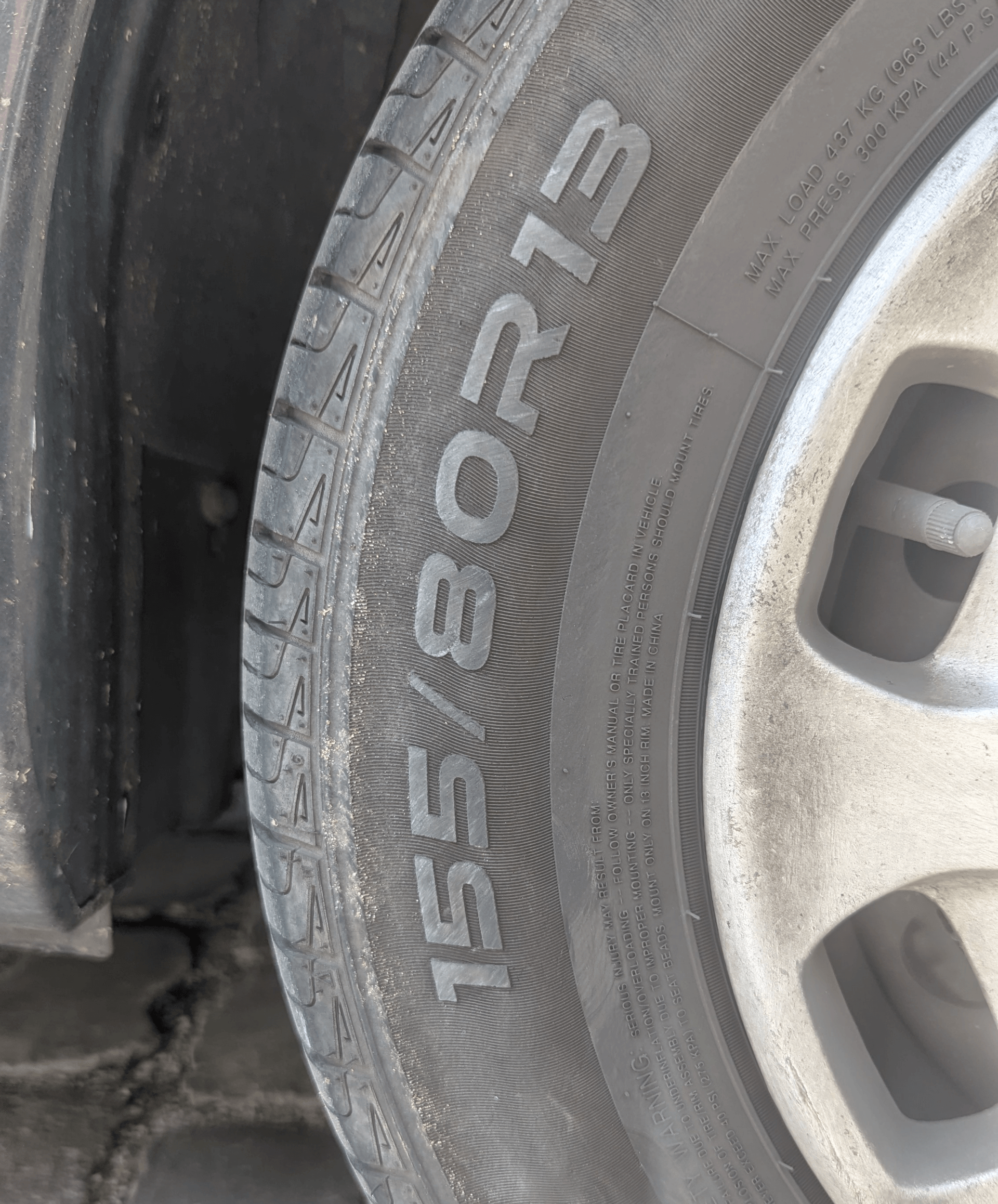 Autoband maatvoering ziet er ongeveer zo uit: 155/80 R13. Deze code werkt als volgt: de breedte, de hoogte-breedteverhouding, het type band (R = radiaal), en de velgdiameter.
